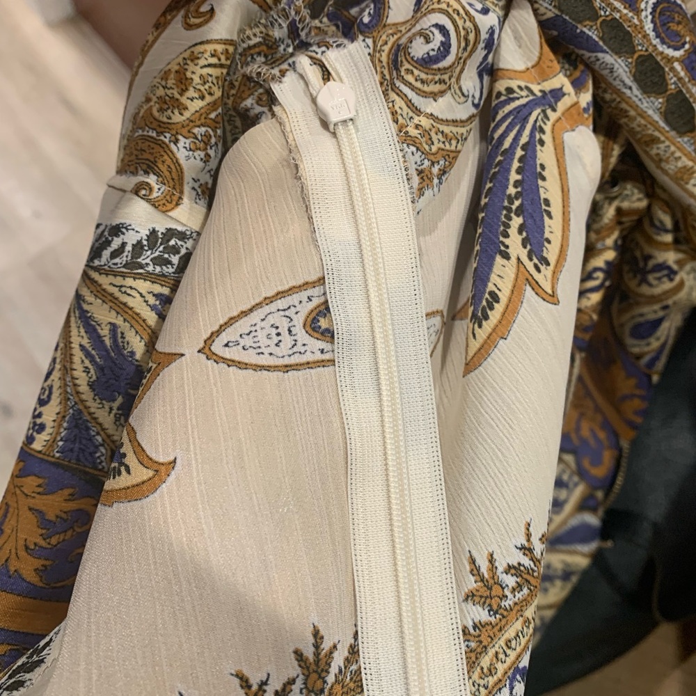 Cache Ruffle Front Blouse. Size Med. - image 5